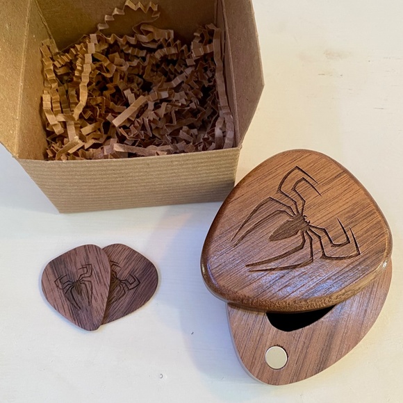 Custom Spiderman Wooden Guitar Picks & Pick Box - Picture 2 of 6